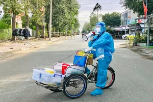 Tận dụng xe lăn, xích lô, xe bán chuối nướng, sữa đậu nành,... để lấy mẫu 