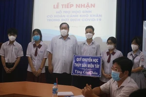 Quỹ khuyến học Thủy sản miền Tây trao 108 triệu cho HS mất cha, mẹ vì dịch 