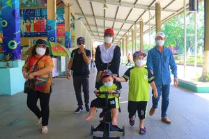 Đầm Sen nhộn nhịp sau gần 1 năm đóng cửa vì dịch COVID-19