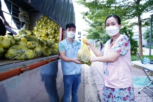 Trả 100% lương cho F0, thuê khách sạn cho công nhân ở lại trong mùa dịch...