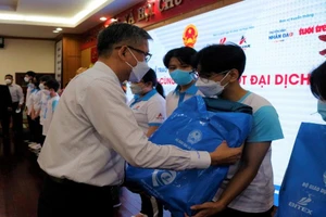 10 tỉ đồng hỗ trợ trẻ mồ côi vượt đại dịch COVID-19