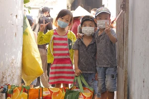 Mang Tết về cho trẻ em ở khu trọ nghèo từng là ổ dịch 130 ca F0
