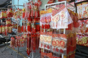 Không khí Tết tràn ngập những con phố từng vắng lặng vì dịch