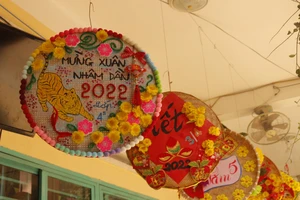 Trường học rực rỡ sắc xuân để học sinh đón Tết online