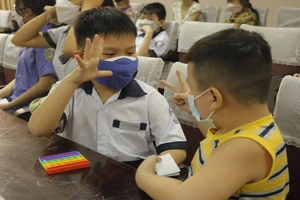 Trao quà cho những trẻ em mồ côi sau đại dịch