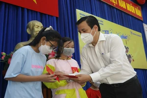 Đưa con đi nhận quà Tết 2022: 'Tôi vui và biết ơn rất nhiều'