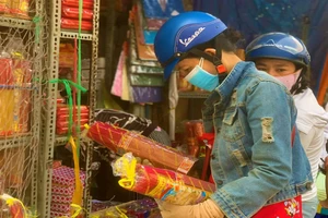 Người dân đến chợ sỉ mua lẻ đồ lễ cúng ông Công ông Táo để tiết kiệm