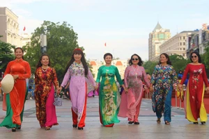 'Tung bay, tà áo tung bay...' vào sáng nay ở phố đi bộ Nguyễn Huệ