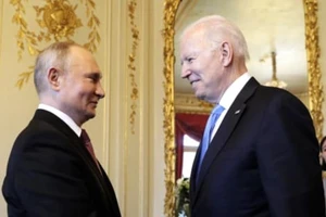 Ông Biden bắt tay ông Putin, hội đàm thượng đỉnh Mỹ - Nga bắt đầu