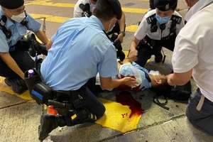 Hong Kong: 1 người đâm cảnh sát rồi tự tử, để lại nhiều thư tuyệt mệnh