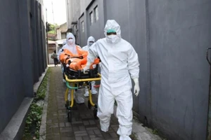 COVID-19: Indonesia ngày càng ngặt nghèo, Myanmar quá tải chôn cất