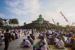 Người dân Indonesia tập trung tổ chức lễ Eid al-Adha. Ảnh: REUTERS