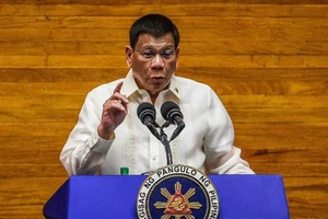 Ông Duterte tuyên bố rắn về Biển Đông, Trung Quốc trong bài phát biểu cuối