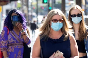 COVID-19 Mỹ: Bệnh viện lại quá tải, cảnh báo nguy cơ đối với người trẻ tuổi