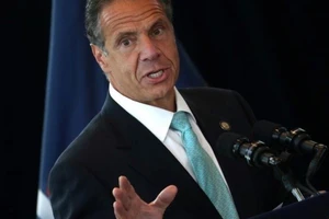 Ông Cuomo: Tôi không đụng chạm bậy bạ ai cả 
