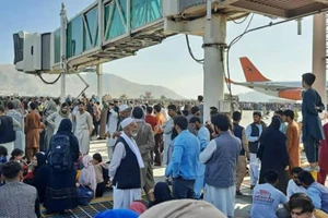 Hỗn loạn ở sân bay Kabul, Mỹ bắn súng chỉ thiên để 'xoa dịu' đám đông