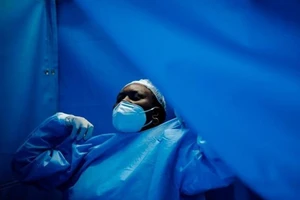 Chuyên gia nói về độc lực Omicron: Người trẻ dễ bị lây, nhiễm nhiều nhập viện ít