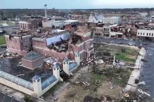 Lốc xoáy kinh hoàng ở Kentucky, Mỹ: Có thể cả trăm người đã chết