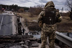 Khủng hoảng tồi tệ hơn, Ukraine cáo buộc Nga dùng chiến thuật 'thời trung cổ'