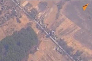 Video: Tên lửa Nga phá hủy 4 xe quân sự Humvee của Ukraine 