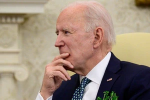 Giảm thuế quan, lạm phát chắc chắn giảm: Tại sao ông Biden vẫn còn do dự?