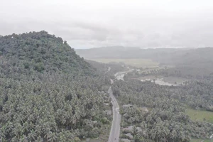 Philippines: Núi lửa phun ra đám mây xám xịt khổng lồ, dân vội sơ tán