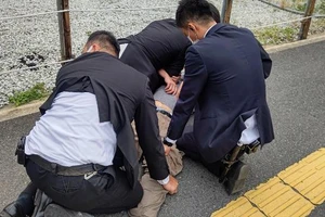 Lực lượng an ninh bắt giữ nghi phạm ám sát cựu Thủ tướng Abe. Ảnh: REUTERS