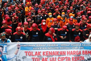 Thành viên của các công đoàn phản đối chính phủ tăng giá nhiên liệu bên ngoài Quốc hội Indonesia ở thủ đô Jakarta (Indonesia) ngày 6-9. Ảnh: REUTERS 