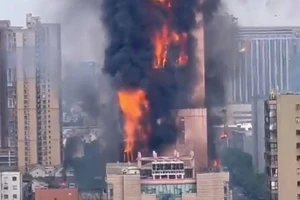 CCTV: Tòa nhà chọc trời ở Trung Quốc chìm trong biển lửa