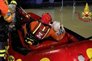 Nhân viên cứu hộ sơ tán người dân bằng xuồng sau khi mưa lớn và lũ lụt đổ bộ vào vùng Marche, miền trung nước Ý, ngày 16-9. Ảnh: REUTERS