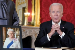 Tổng thống Biden đến Anh sớm một ngày để dự lễ tang Nữ hoàng Elizabeth II