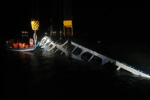 Chìm phà trên sông Karatoya, huyện Panchagarh, miền Bắc Bangladesh ngày 25-9. Ảnh: AFP