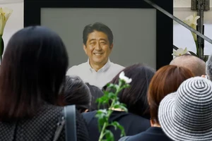 Những người đưa tang tập trung tại Đền Zojoji ở Tokyo để bày tỏ lòng thành kính với cựu Thủ tướng Shinzo Abe vào ngày 12-7. Ảnh: REUTERS 