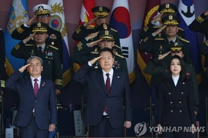 Tổng thống Hàn Quốc Yoon Suk-yeol (giữa) tại sự kiện Ngày Lực lượng Vũ trang Hàn Quốc tại căn cứ quân sự Gyeryongdae ngày 1-10. Ảnh: YONHAP