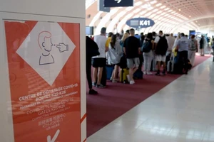 Pháp chính thức kiểm tra giấy xét nghiệm COVID-19 của khách du lịch Trung Quốc