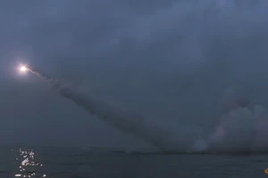 Ảnh: Triều Tiên phóng 2 tên lửa hành trình chiến lược từ tàu ngầm