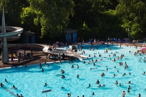 Thủ đô Đức cho phép phụ nữ để ngực trần khi đi bể bơi công cộng