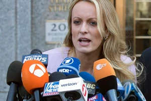 Sao khiêu dâm Stormy Daniels lần đầu lên tiếng, nói 'không sợ' ông Trump