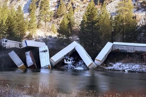 VIDEO: Đoàn tàu 25 toa trật bánh 