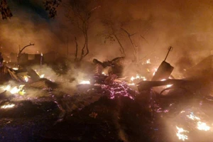 VIDEO: Cháy lớn thiêu rụi cả khu dân cư ở Manila, 7 người chết