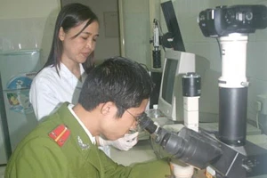 Giám định biên nhận tiền thiệt, giả