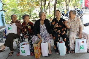 Trợ cấp khó khăn cho văn nghệ sĩ trên 70 tuổi 