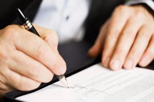 Ký hợp đồng lao động xong, có được giữ? 