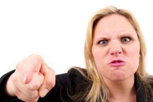 Xúc phạm danh dự bằng lời nói, kiện được không?