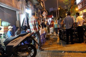 Trưởng phòng QLĐT quận 1 chủ trì việc dẹp vỉa hè