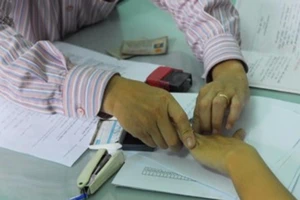 Không biết đọc, phải có người làm chứng khi công chứng