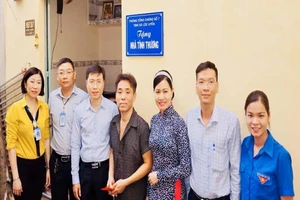 Phòng Công chứng số 7 trao nhà tình thương 