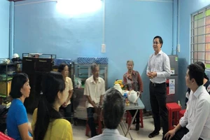 Phòng Công chứng số 2 sửa chữa nhà cho hộ khó khăn 