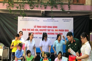 40 trẻ mồ côi, khuyết tật được cấp giấy khai sinh 