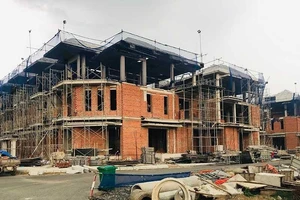 Đề nghị chưa đập bỏ 110 căn nhà tại quận 7 